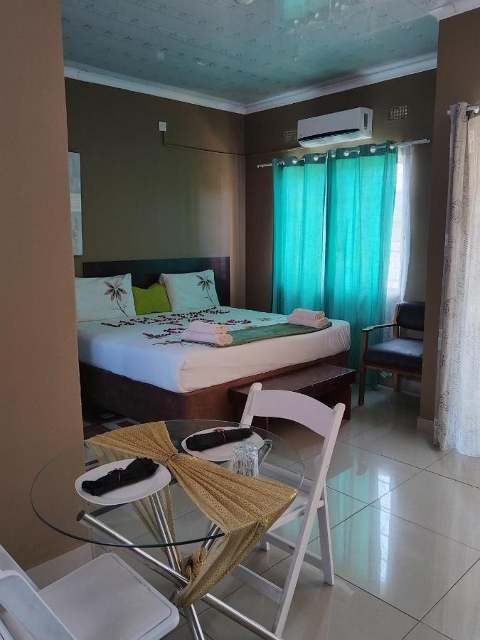 Looks Cottages Self Catering Apartments Касане Екстериор снимка