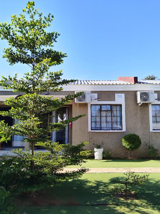 Looks Cottages Self Catering Apartments Касане Екстериор снимка
