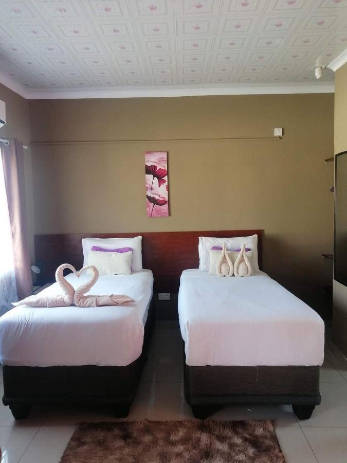 Looks Cottages Self Catering Apartments Касане Екстериор снимка