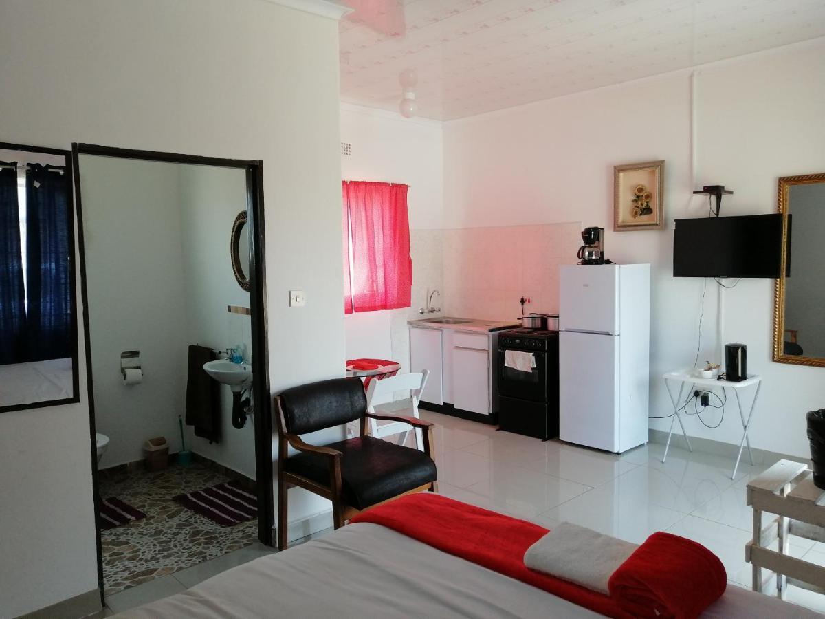 Looks Cottages Self Catering Apartments Касане Екстериор снимка
