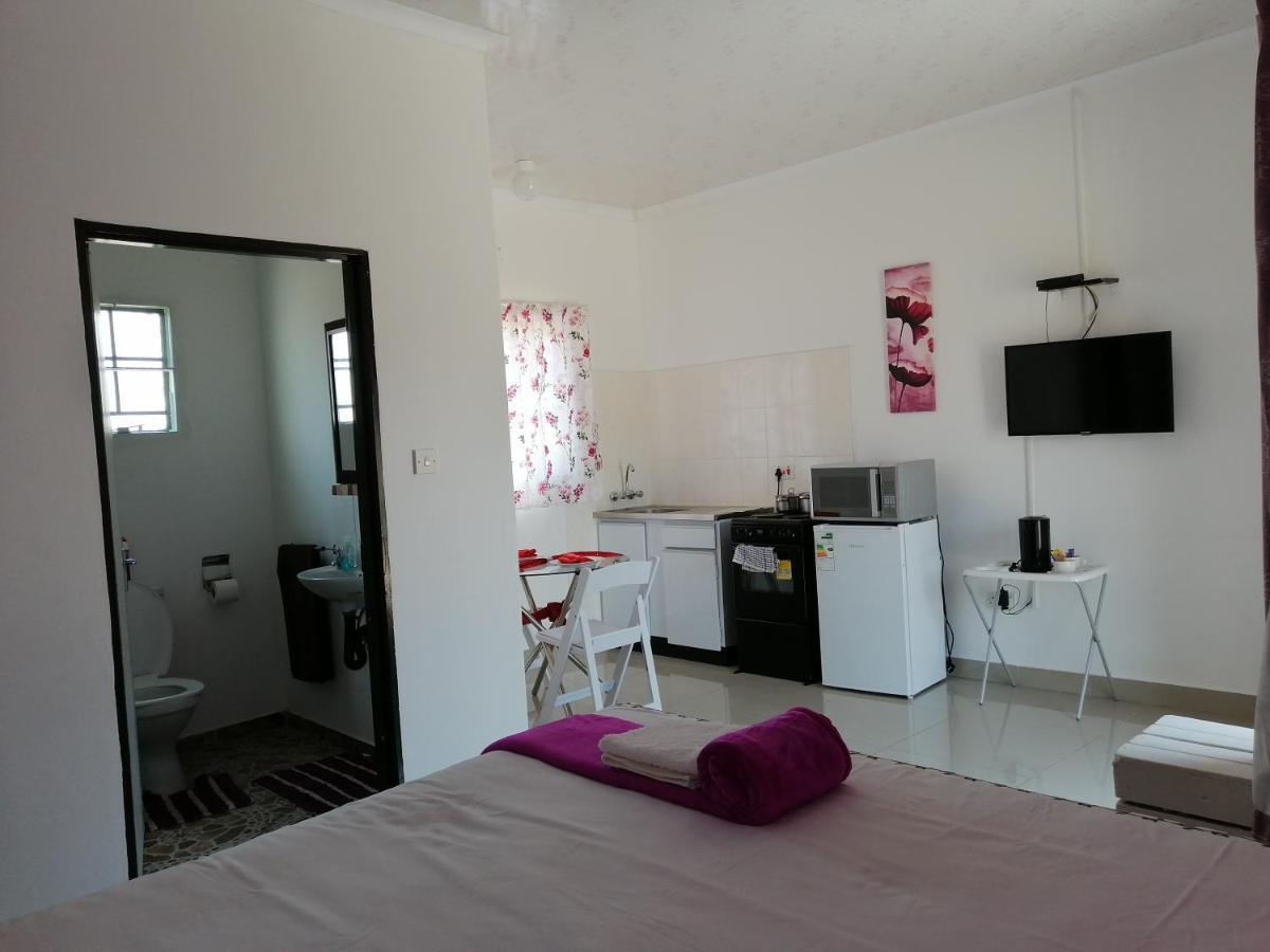 Looks Cottages Self Catering Apartments Касане Екстериор снимка