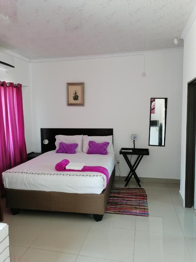 Looks Cottages Self Catering Apartments Касане Екстериор снимка