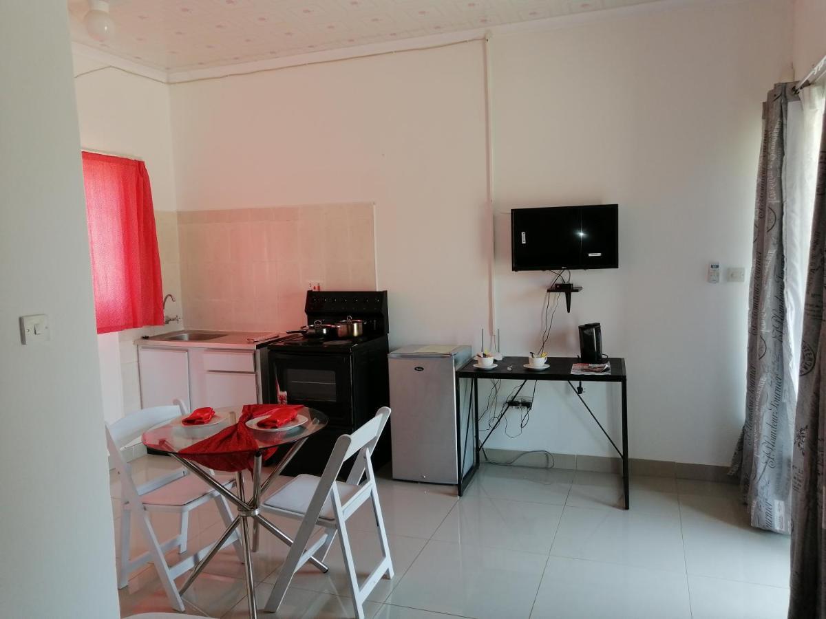Looks Cottages Self Catering Apartments Касане Екстериор снимка