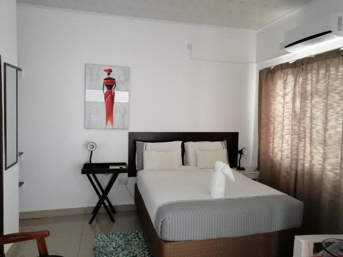 Looks Cottages Self Catering Apartments Касане Екстериор снимка