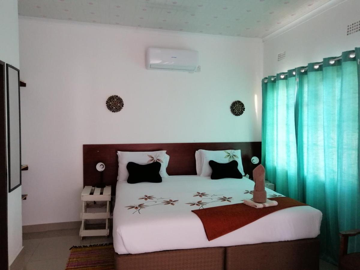 Looks Cottages Self Catering Apartments Касане Екстериор снимка
